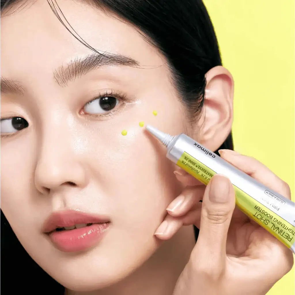 Applying the Celimax The Vita A Retinal Shot Tightening Booster 15ml around the eye area – lightweight retinal serum texture for firmer, smoother skin - Kbeauty Korean Skinorea shop Europe fast delivery - skincare coréenne Skinorea shop France Paris livraison rapide