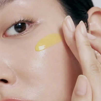 Application du Celimax Retinal Shot Tightening Booster sur le contour des yeux – texture sérum légère au rétinal pour raffermir et lisser la peau - Kbeauty Korean Skinorea shop Europe fast delivery - skincare coréenne Skinorea shop France Paris livraison rapide - yesstyle