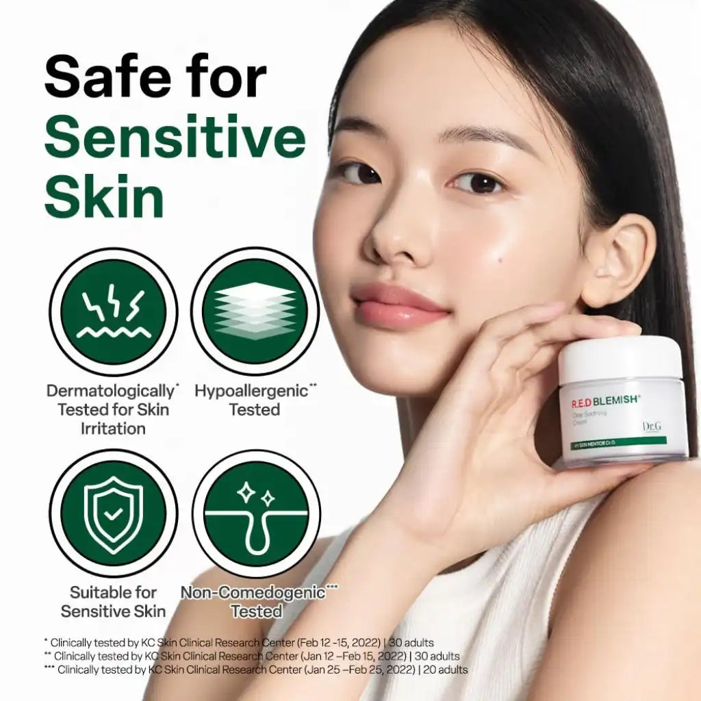 Dr.G Red Blemish Clear Soothing Cream 70ml - Femme tenant une crème hydratante pour le visage Dr.G sur lequel figurent des icônes de certification de sécurité - Kbeauty Korean skincare Europe fast delivery - Skincare coréenne SKINOREA shop Paris France livraison rapide 