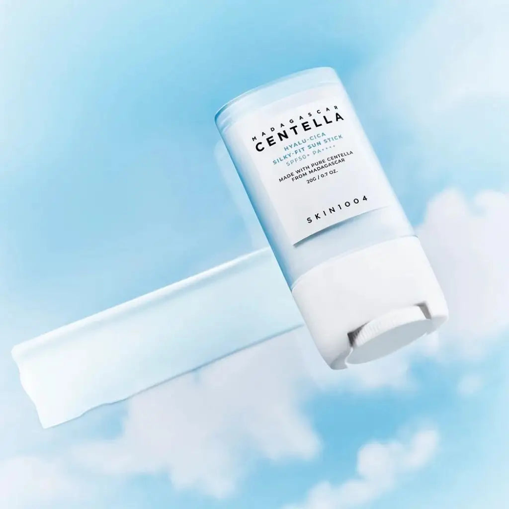 SKIN1004 Centella Hyalu-Cica Silky-Fit Sun Stick 20g - Stick solaire hydratant SPF50 - texture - Kbeauty skincare coréenne Skinorea shop Paris France livraison rapide - yesstyle